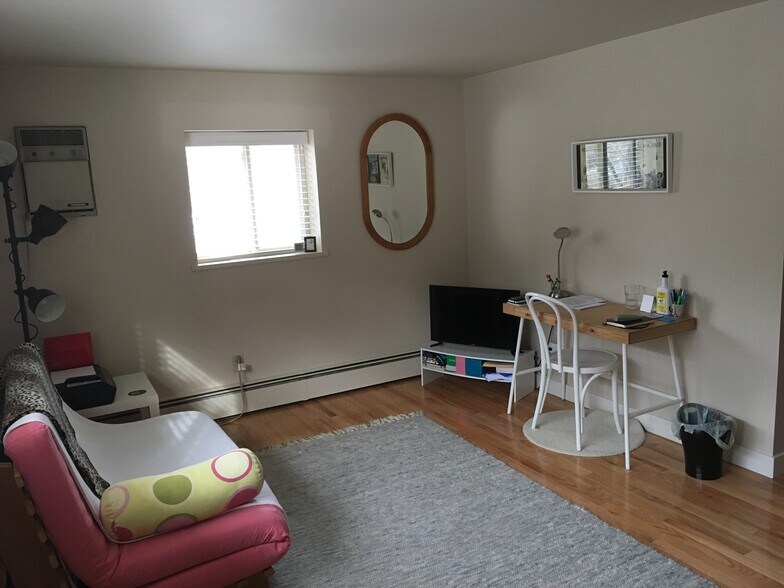 Living Room - 6 Parkview Pl