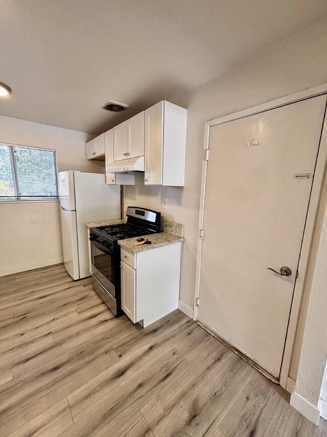 Building Photo - Great updated cottage in gated community with Bonus Room!