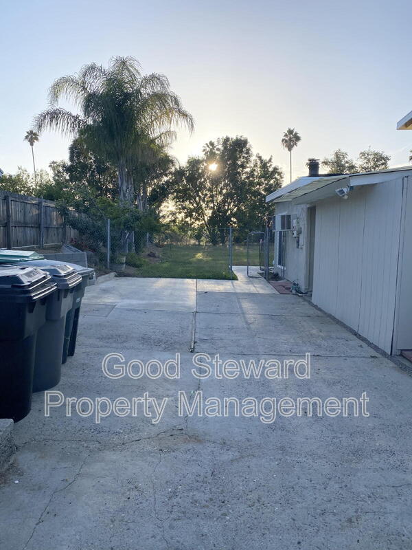 Building Photo - 1604 Avenida Del Vista