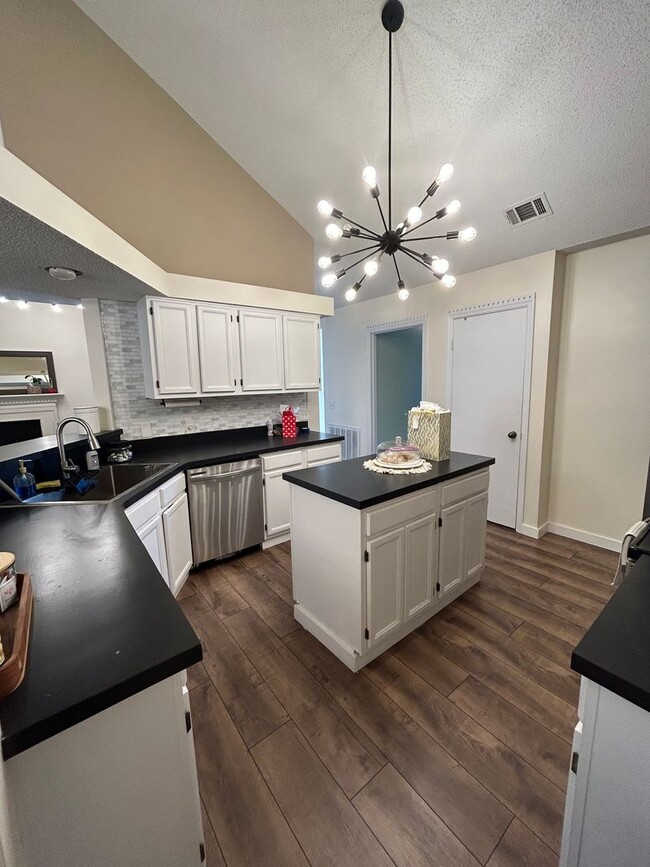 Building Photo - 4 bedroom 2 bathroom home in Hunters Chase...