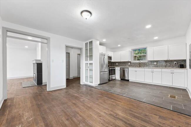 Building Photo - Newly Remodeled Beauty waiting for its fir...