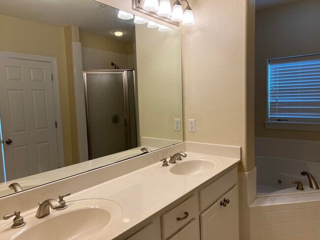 Building Photo - 118 Spires Ln