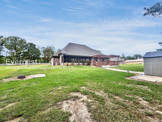 Building Photo - 4-Bedroom Home with Garage / Available Now!