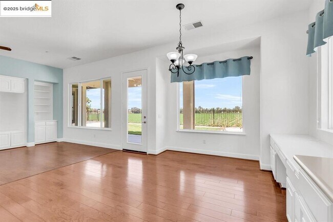 Building Photo - 909 Suntan Ln