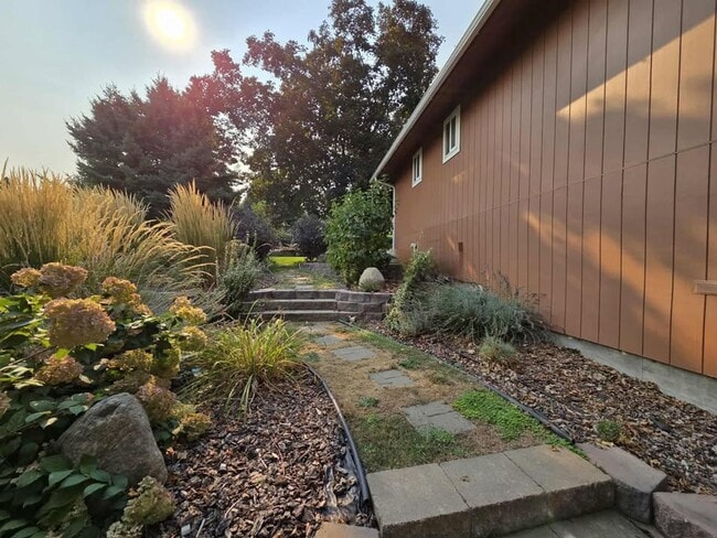Building Photo - Stunning 4 Bedroom, 3 Bathroom Home, with ...