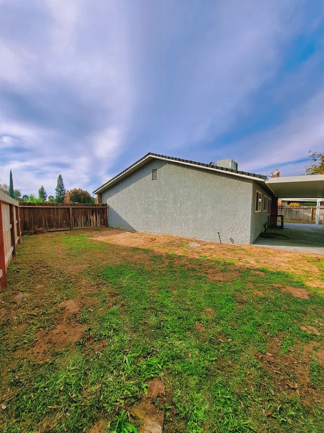Building Photo - Move In Now & Get Half Off Your First Month’s Rent - Single-Level Clovis Home with 3 Bedrooms, Ya...