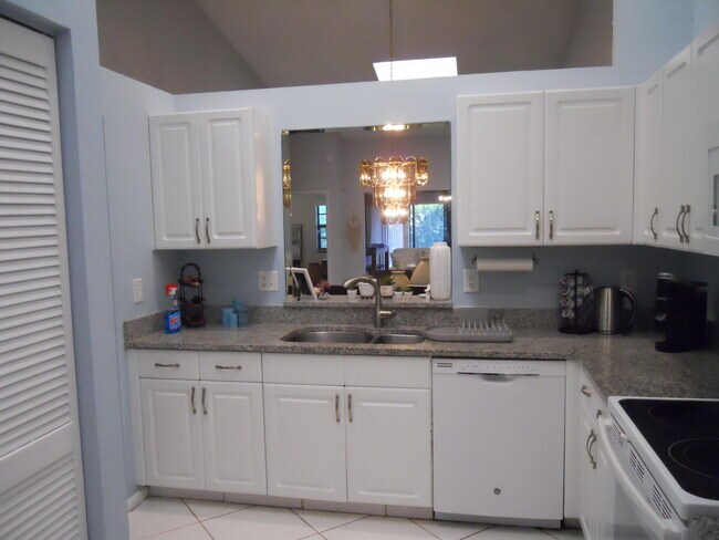 Building Photo - 8199 Springlake Dr