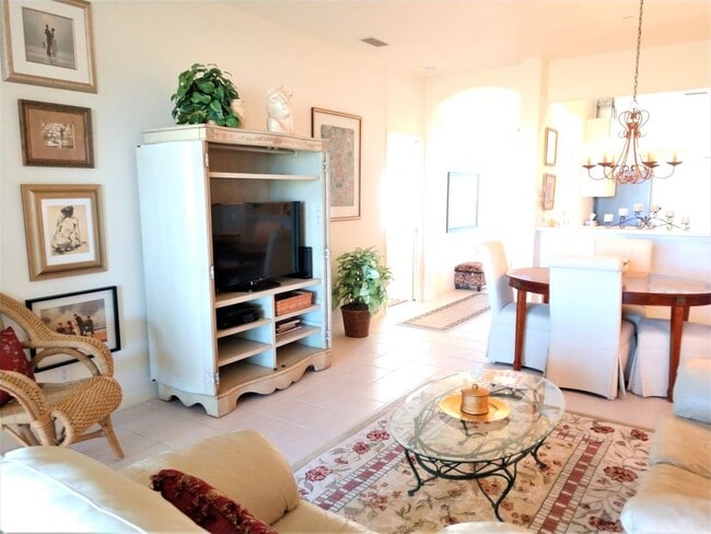 Building Photo - Seasonal Short-Term Villa located in Pelican Pointe Golf & Country Club!