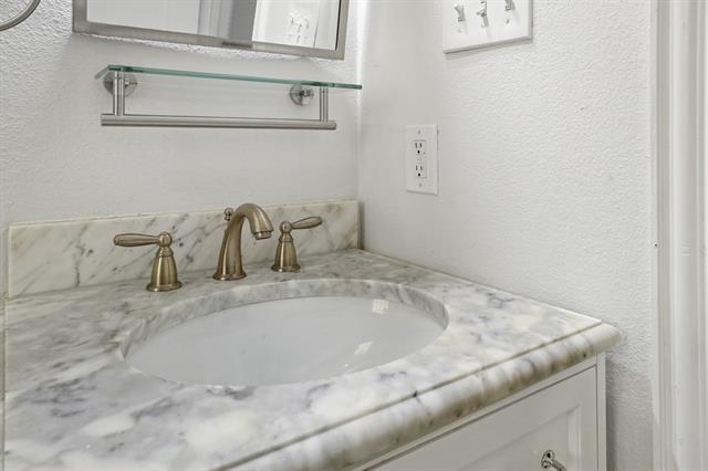 Building Photo - 6222 Kenwood Ave