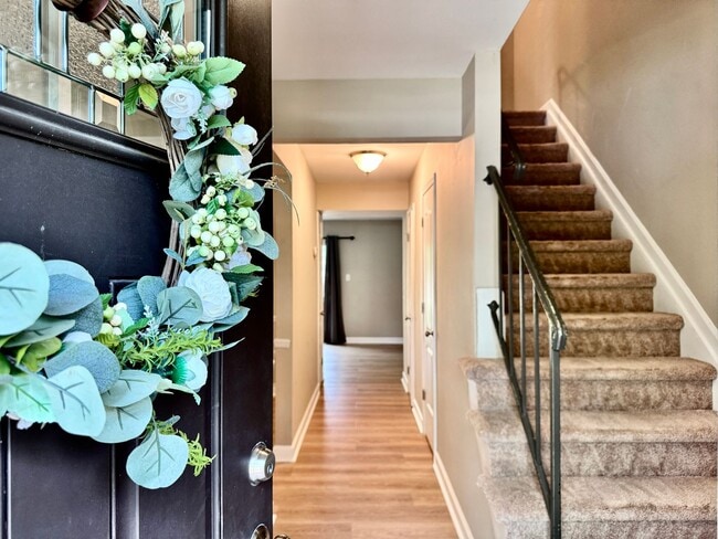 Building Photo - Great Neck Townhome Available NOW! Neutral...