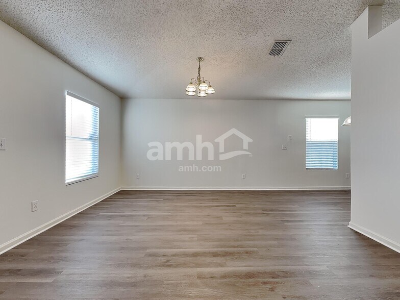 Building Photo - 8722 Star Leaf Rd N