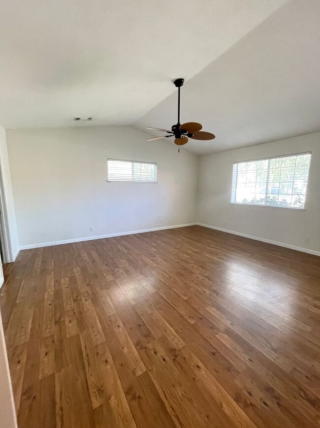 Building Photo - Beautiful 3 Bedroom 2 Bath Single Family H...