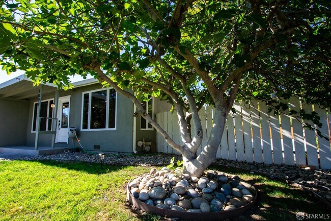 Building Photo - 1099 Bradford Dr