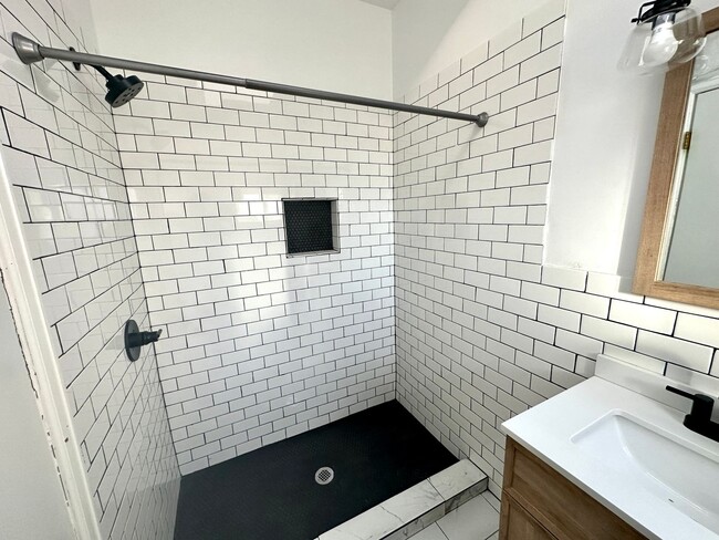 Building Photo - Charming One Bedroom Home in Sunnyside!