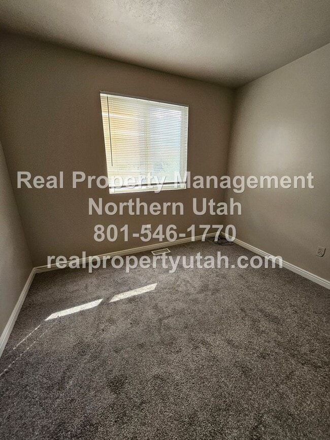 Building Photo - 4 Bedroom 3 Bath Ogden Home Available