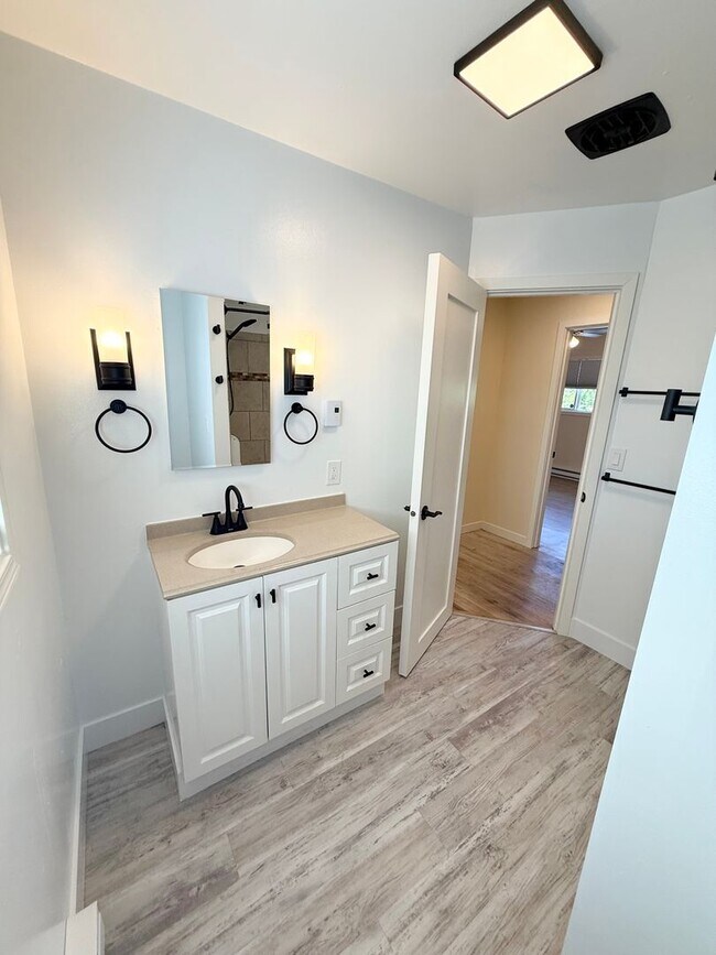 Building Photo - Charming 2 Bedroom Unit in NE Portland Water/ Sewar & Garbage PAID FOR!!!