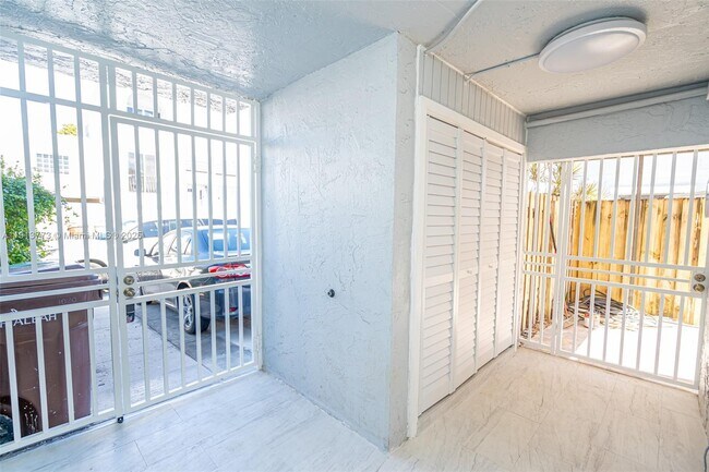 Building Photo - 1070 W 43rd Pl