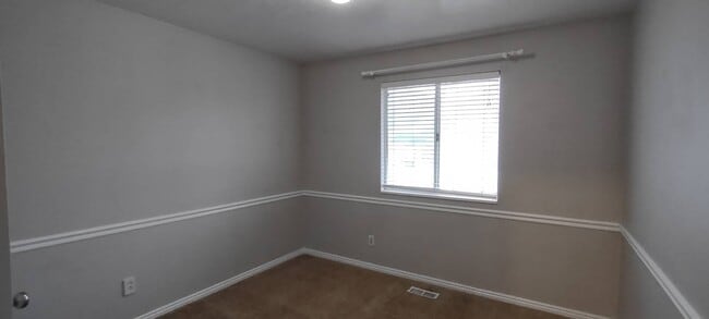 Building Photo - Great location Quaint Orem Home w 2 car garage!