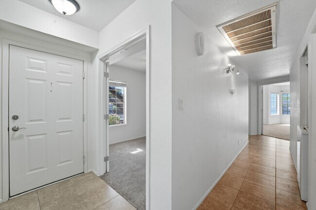 Building Photo - Spacious 3 Bed/2 Bath Home in Lush Crestvi...