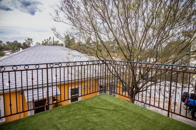 Building Photo - 2420 Teviot St