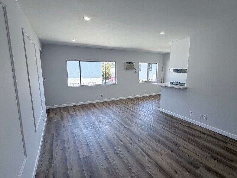 Building Photo - 1223 N Kingsley Dr