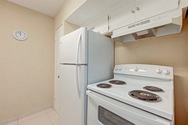 Building Photo - 2121 Fountain View Dr