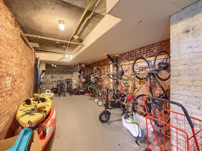 Building Photo - 1525 N Front St