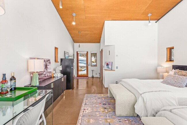 Building Photo - 2700 Juniper Hill Rd