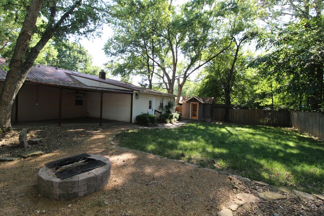 Building Photo - 2715 W Gum St