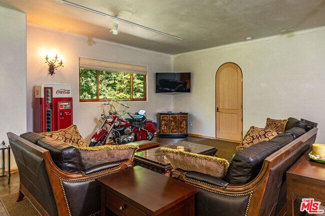 Building Photo - 6405 Bonsall Dr