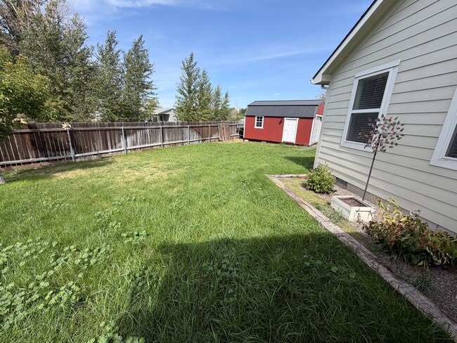 Building Photo - 435 NE Greystone Loop
