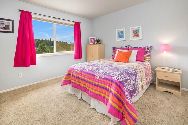 Building Photo - 4bd/2.5ba Newcastle Home