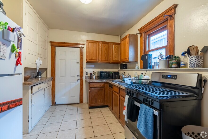 Building Photo - 807 S Main St