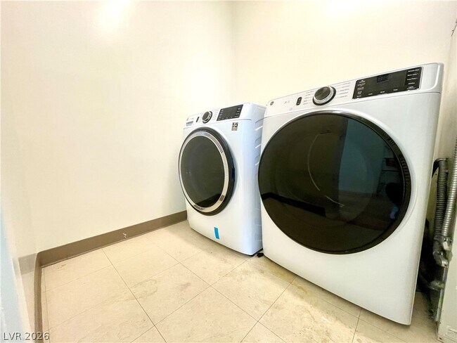 Building Photo - 360 E Desert Inn Rd