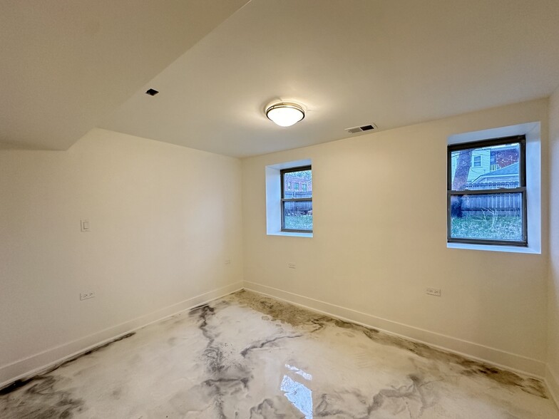 Building Photo - 2537 N Kildare Ave