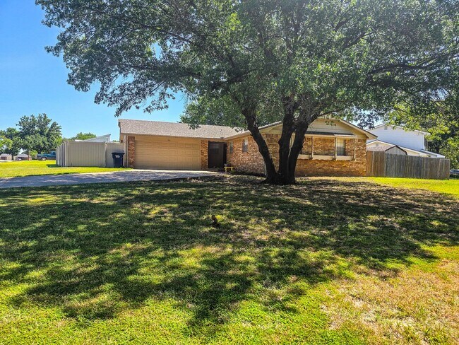 Building Photo - 3 Bed 2 Bath 2 Car Garage in Shawnee!