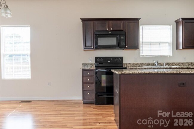 Building Photo - 108 Lookout Point Pl