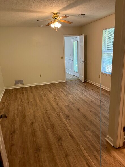 Building Photo - 136 Noah Ln