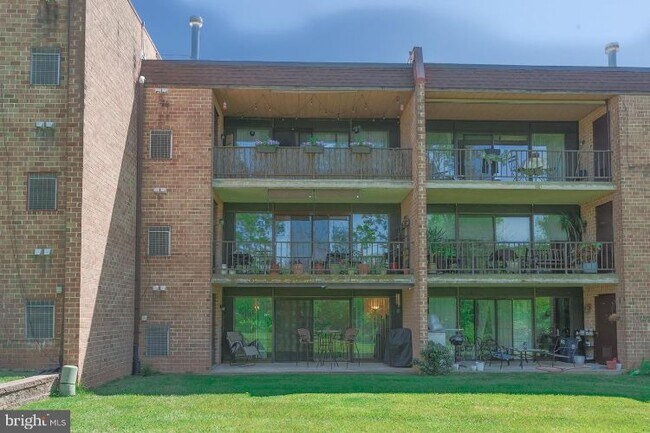 Building Photo - 22 Hermitage Dr