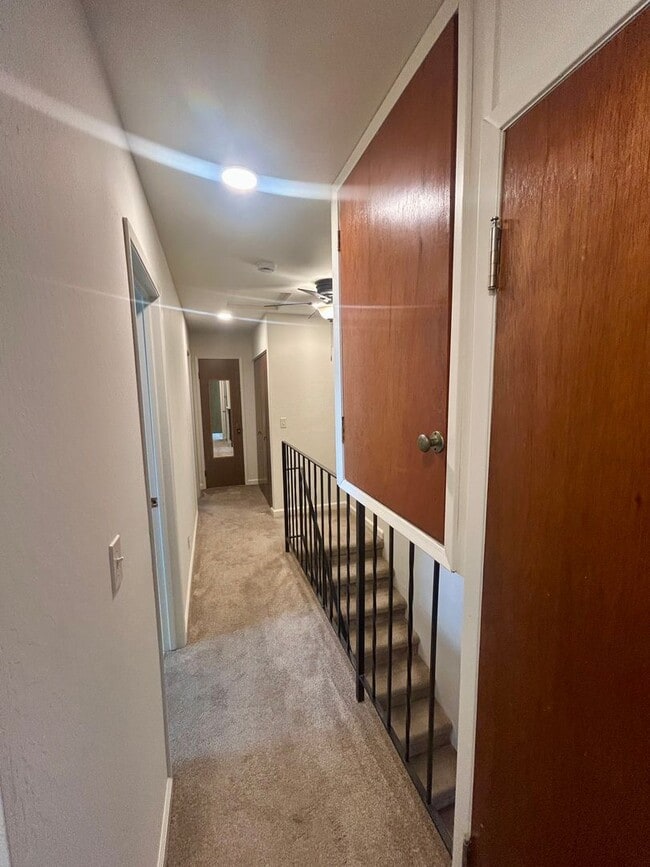 Building Photo - Marina Gardens Townhouse!  End unit, excel...