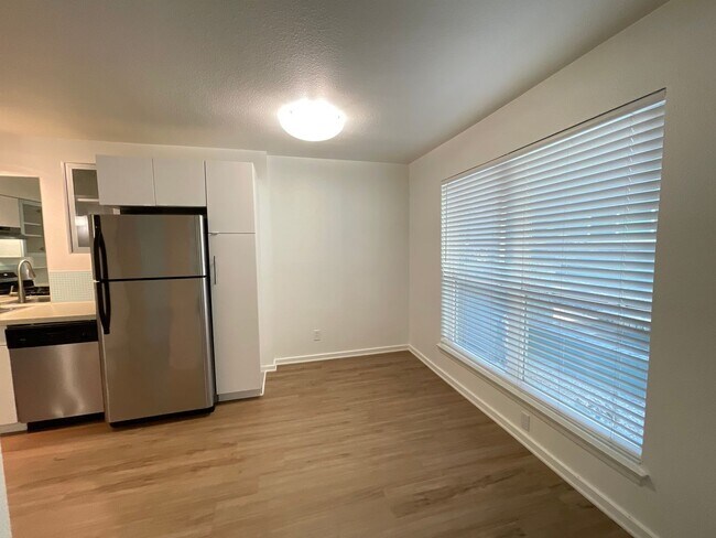 Interior Photo - River Oaks