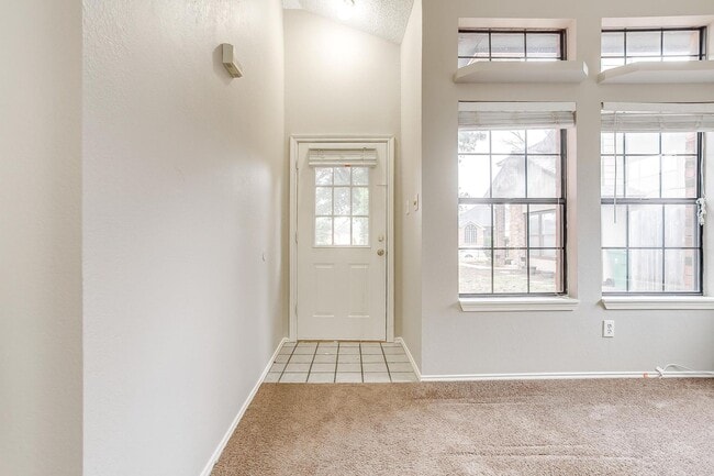 Building Photo - One Side of Very Nice Duplex S Arlington- ...
