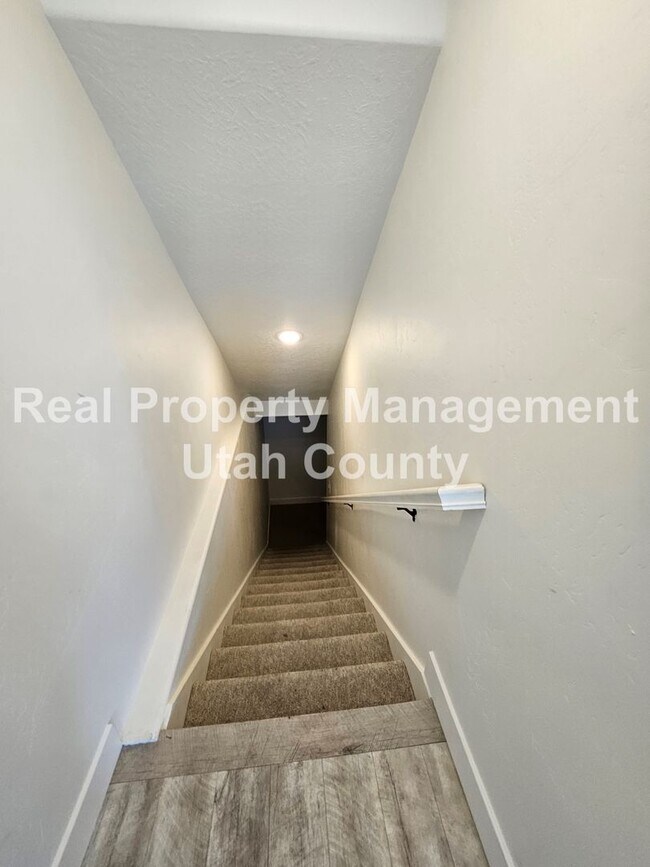 Building Photo - Provo Town home