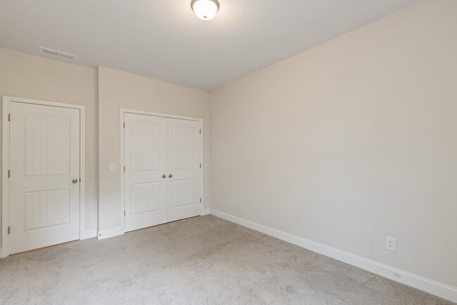 Building Photo - House Beds - 5 Baths - 4
