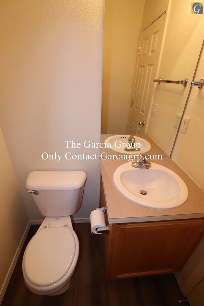 Building Photo - Great 4 bedroom 2.5 bathroom Single Family...