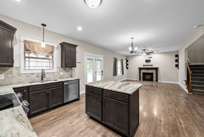 Building Photo - Pet Friendly Four Bedroom!