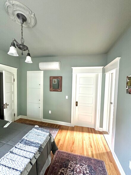 Building Photo - 729 NE Shaver St