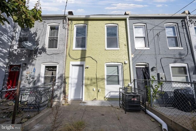 Building Photo - 818 N Rose St