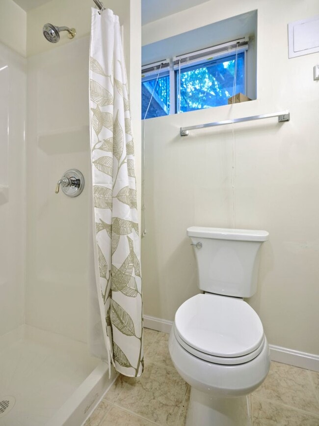 Building Photo - Charming and private 3BR, 2FB home located...