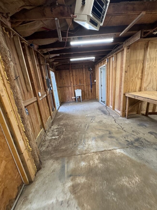 Building Photo - 3 Bed / 2 bath on 1.2 ACRES - 3 car garage...